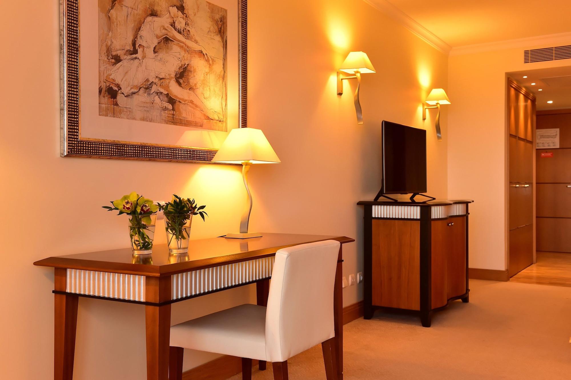 Pestana Grand Ocean Resort Hotel Funchal Dış mekan fotoğraf A room at the hotel