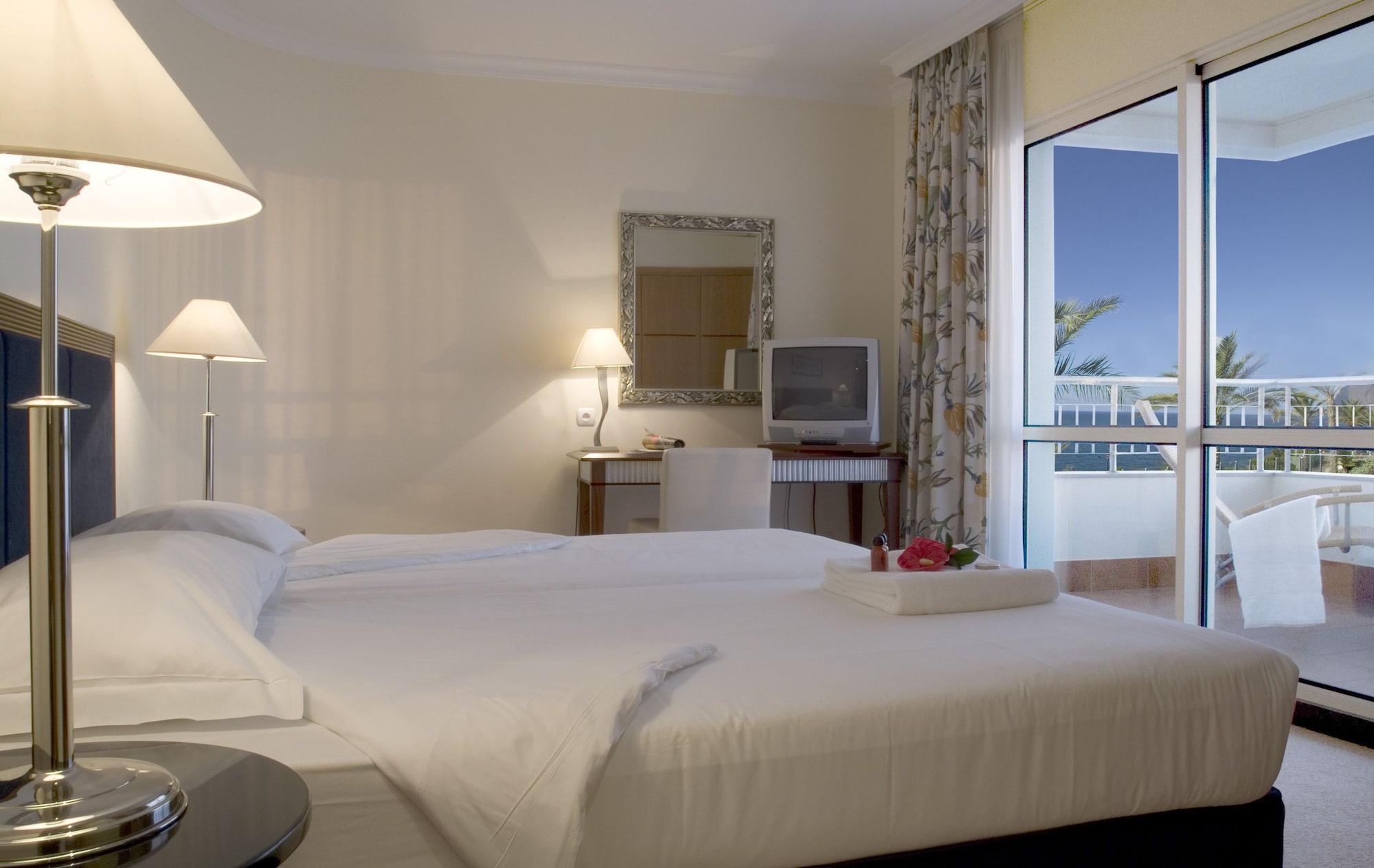 Pestana Grand Ocean Resort Hotel Funchal Dış mekan fotoğraf A room at the hotel