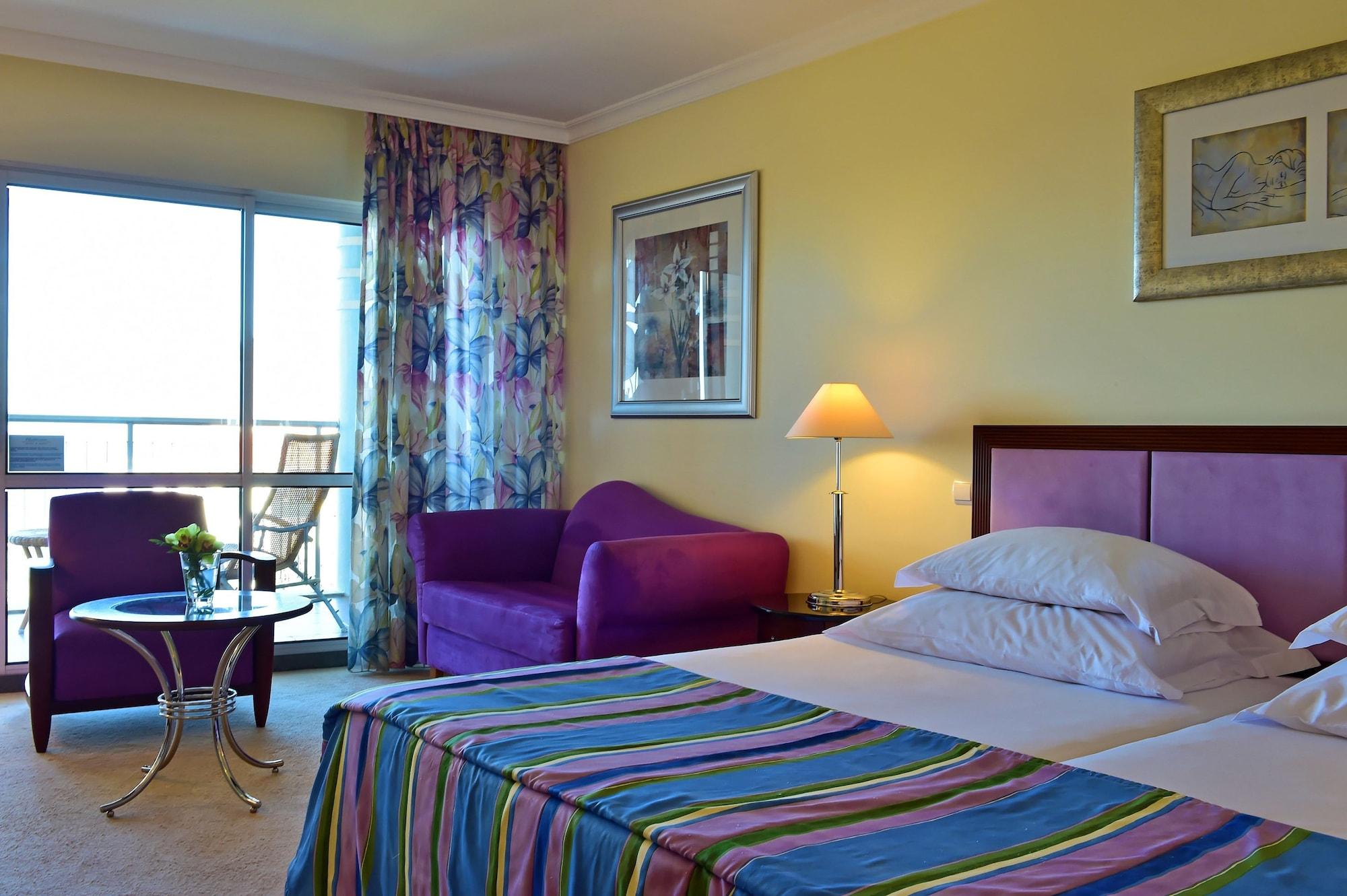 Pestana Grand Ocean Resort Hotel Funchal Dış mekan fotoğraf A room at the hotel