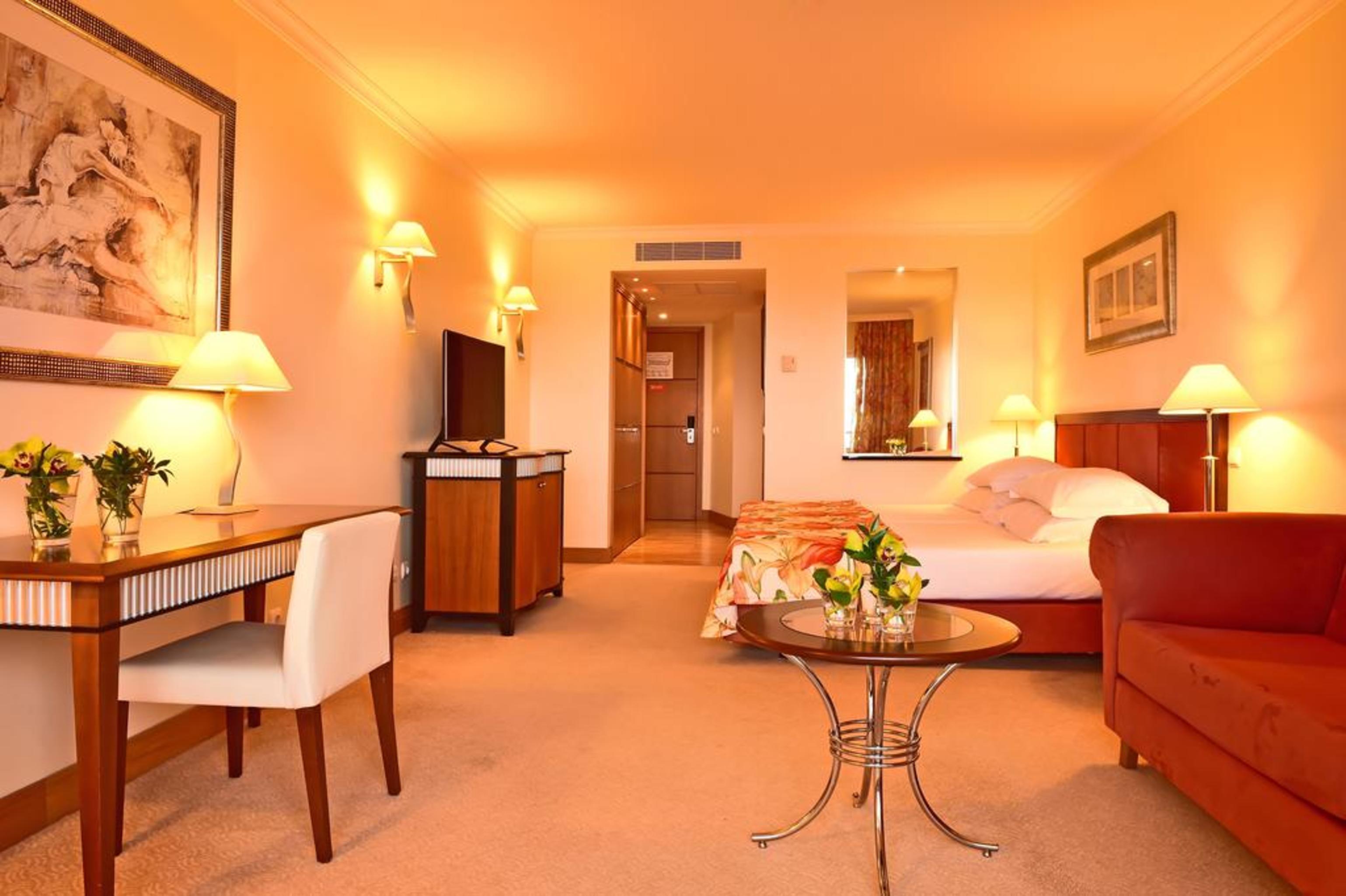 Pestana Grand Ocean Resort Hotel Funchal Dış mekan fotoğraf A room at the hotel