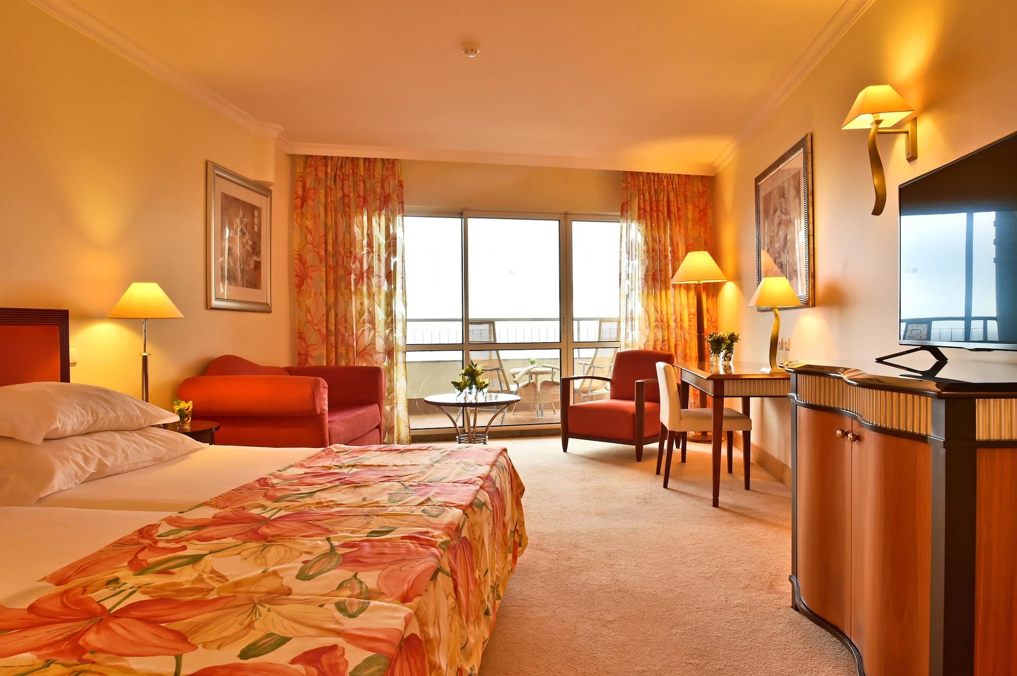Pestana Grand Ocean Resort Hotel Funchal Dış mekan fotoğraf A room at the Hilton London Heathrow