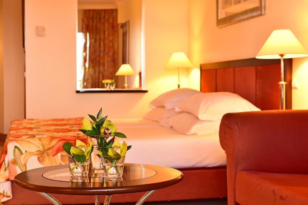 Pestana Grand Ocean Resort Hotel Funchal Dış mekan fotoğraf A room at the hotel