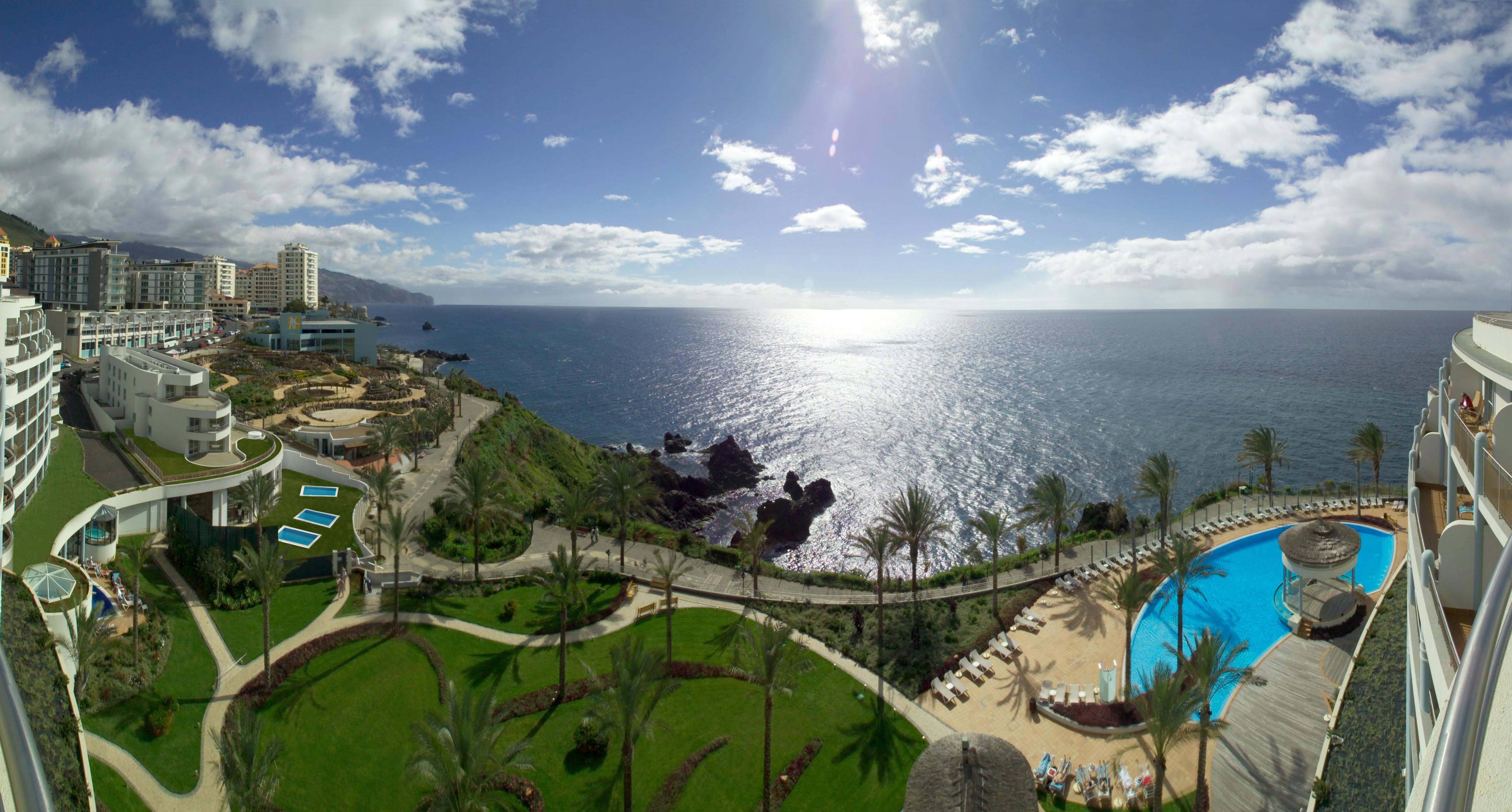 Pestana Grand Ocean Resort Hotel Funchal Konforlar fotoğraf Aerial view of the resort
