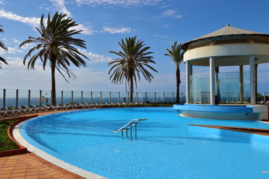 Pestana Grand Ocean Resort Hotel Funchal Dış mekan fotoğraf The swimming pool at the hotel