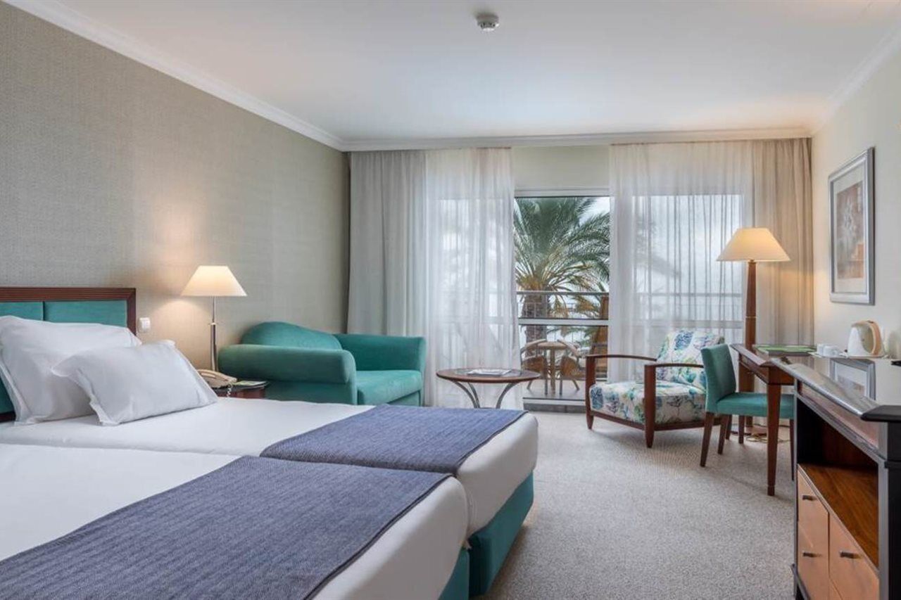 Pestana Grand Ocean Resort Hotel Funchal Dış mekan fotoğraf A room at the hotel