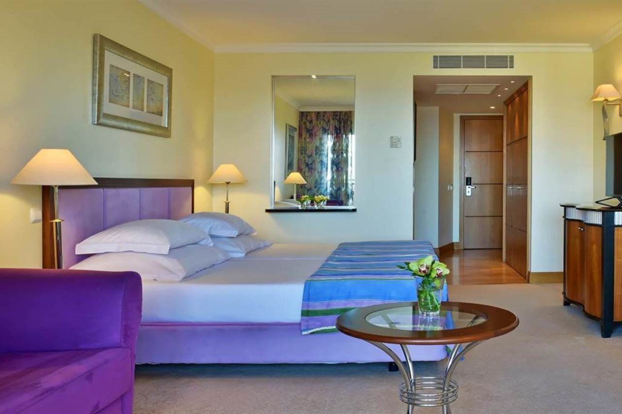 Pestana Grand Ocean Resort Hotel Funchal Dış mekan fotoğraf A room at the hotel