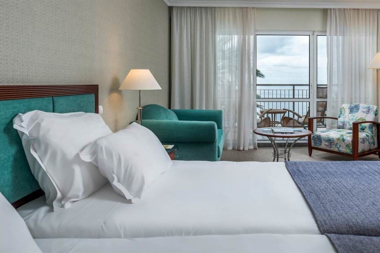 Pestana Grand Ocean Resort Hotel Funchal Dış mekan fotoğraf A room at the hotel